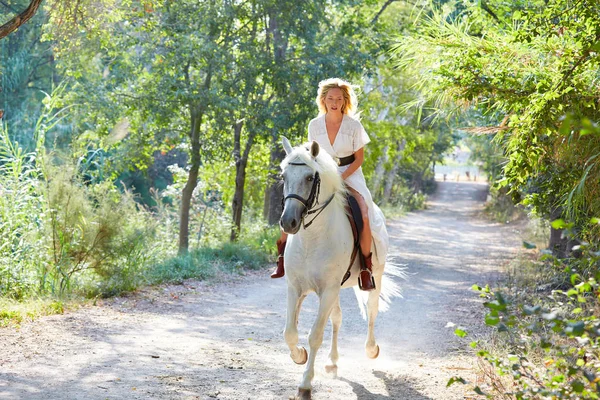 Mulher Menina Loira Montando Cavalo Branco Uma Trilha Florestal Livre — Fotografia de Stock