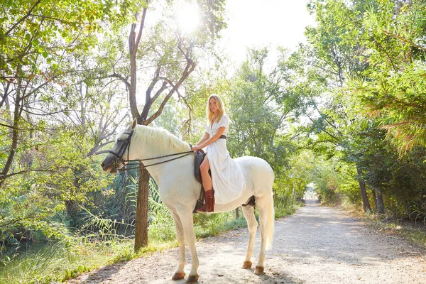 Mujer Rubia Montando Caballo Blanco Una Pista Forestal Aire Libre —  Fotos de Stock