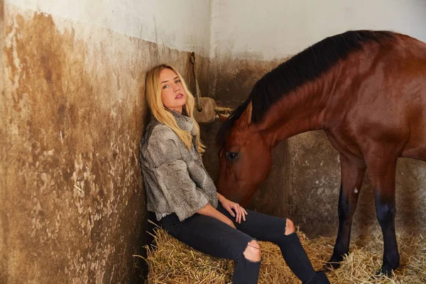 Blond Kobieta Stajnia Wewnątrz Brązowy Koń Beli Słomy — Zdjęcie stockowe