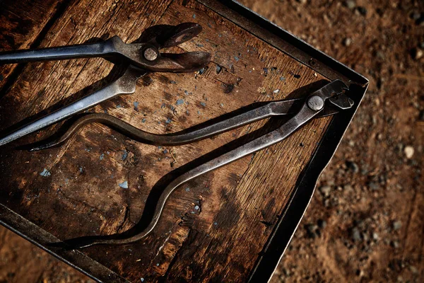 Horseshoes Horse Tools Grunge Wood Table — Stock Photo, Image