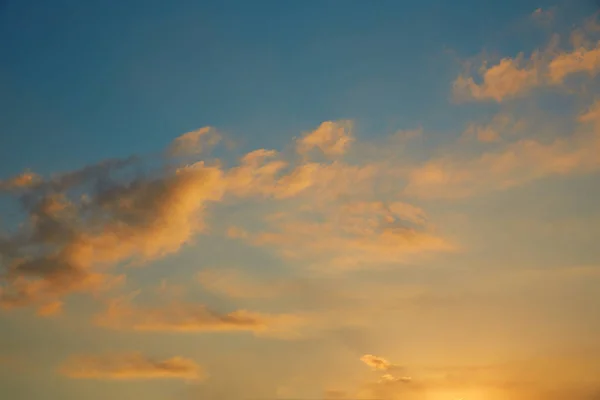 Günbatımı Gökyüzü Turuncu Bulutların Üstünde Alacakaranlıkta Mavi Gökyüzü — Stok fotoğraf