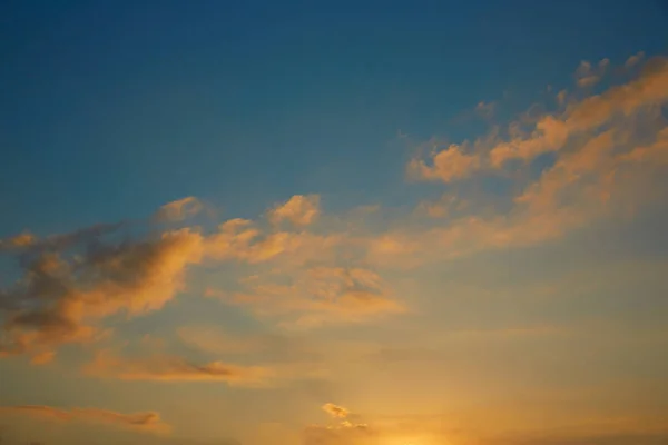 夕暮れ時に青い空にオレンジ色の夕焼け雲 — ストック写真