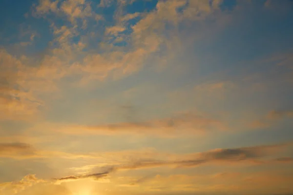 Cielo Del Atardecer Nubes Anaranjadas Cielo Azul Atardecer —  Fotos de Stock