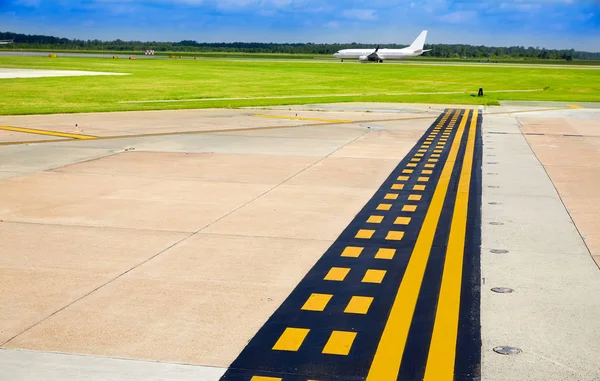 Sinais Aeroporto Pavimento Com Aeronaves Pista Pouso — Fotografia de Stock