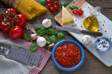 İtalyan spagetti makarna yemek peynir domates sarımsak fesleğen Wood ile