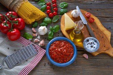 İtalyan spagetti makarna yemek peynir domates sarımsak fesleğen Wood ile