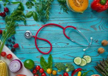 Sağlıklı gıda sebze kalp heath turkuaz ahşap arka plan için