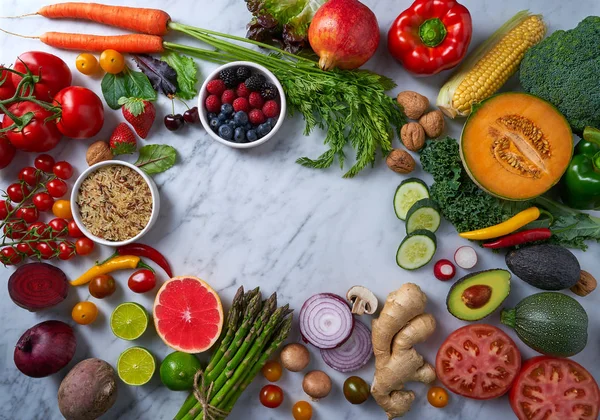 Alimento Saludable Verduras Para Corazón Salud Sobre Fondo Mármol Blanco —  Fotos de Stock