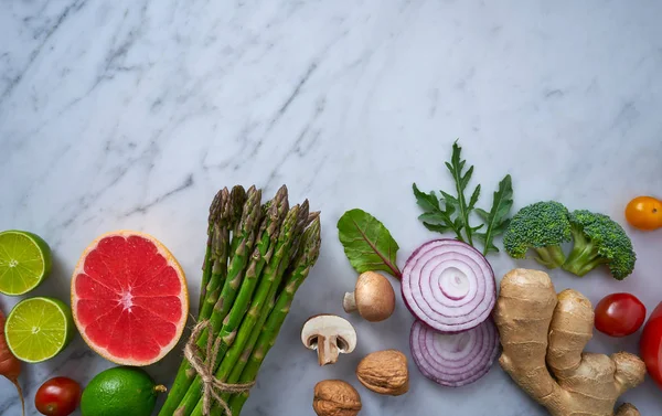 Sane Verdure Alimentari Salute Del Cuore Sfondo Marmo Bianco — Foto Stock