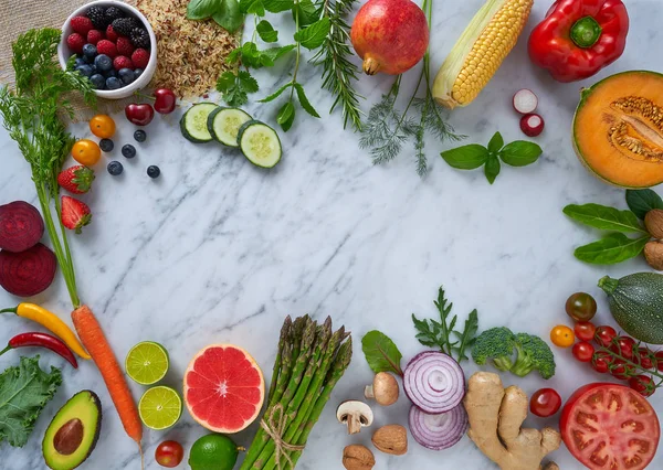 Alimento Saludable Verduras Para Corazón Salud Sobre Fondo Mármol Blanco — Foto de Stock