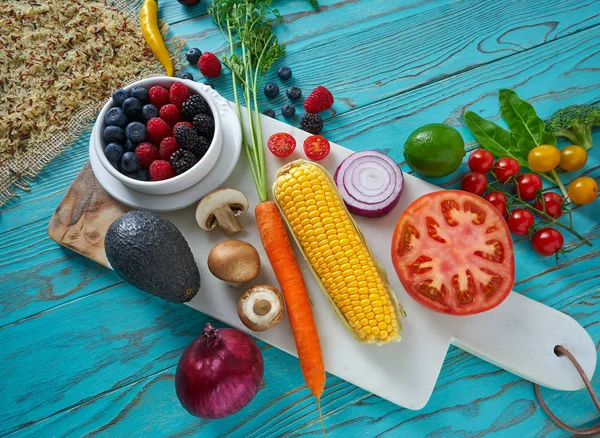 Alimento Saludable Verduras Para Corazón Salud Sobre Fondo Madera Turquesa — Foto de Stock