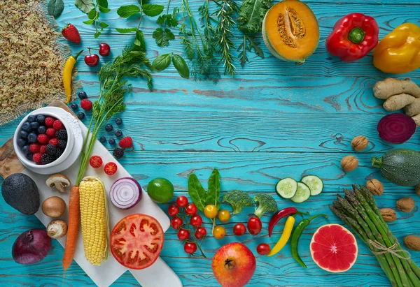 Alimento Saludable Verduras Para Corazón Salud Sobre Fondo Madera Turquesa —  Fotos de Stock