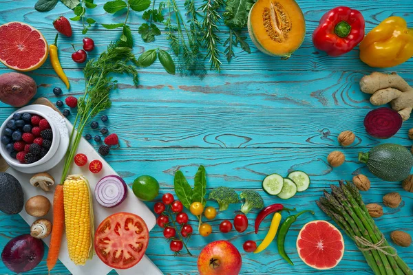 Alimento Saludable Verduras Para Corazón Salud Sobre Fondo Madera Turquesa — Foto de Stock