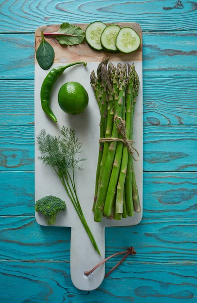 Alimento Saludable Verduras Para Corazón Salud Sobre Fondo Madera Turquesa — Foto de Stock