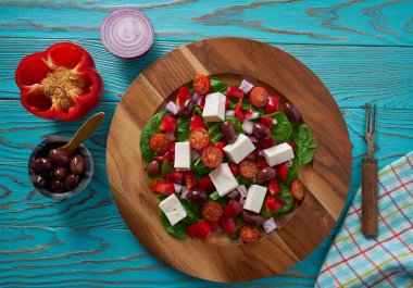 Peynir salata domates ıspanak ve kalamata zeytin