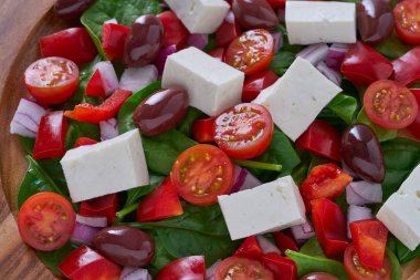 Peynir salata domates ıspanak ve kalamata zeytin