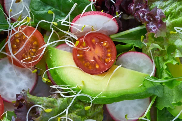 Salada Abacate Com Brotos Tomates Espinafre Rabanete Alimentos Saudáveis — Fotografia de Stock