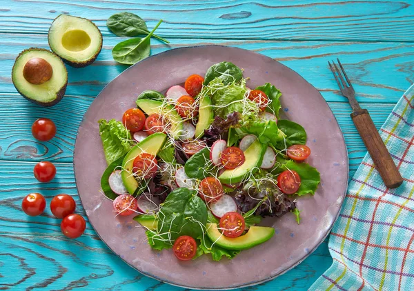 Avocado Salad Sprouts Tomatoes Spinach Radish Healthy Food — Stock Photo, Image