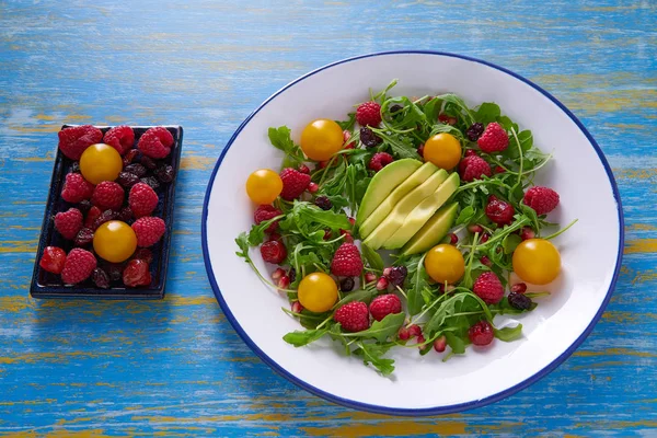 Ensalada Aguacate Bayas Con Rúcula Tomates Cherry Amarillos — Foto de Stock