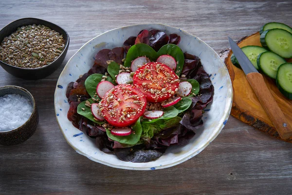 Insalata Pomodoro Con Semi Ravanello Spinaci Lattughe Cibo Sano — Foto Stock