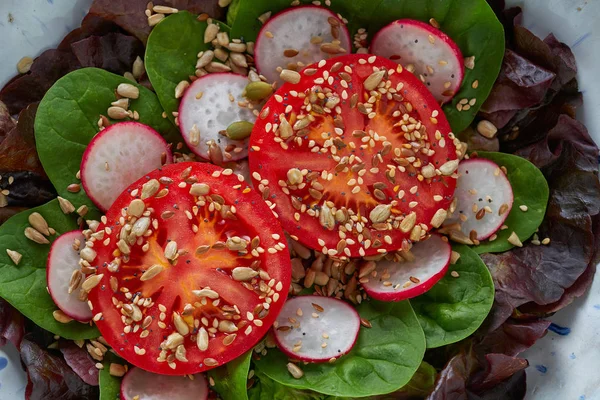 Ensalada Tomate Con Semillas Rábano Espinacas Lechugas Alimentos Saludables — Foto de Stock