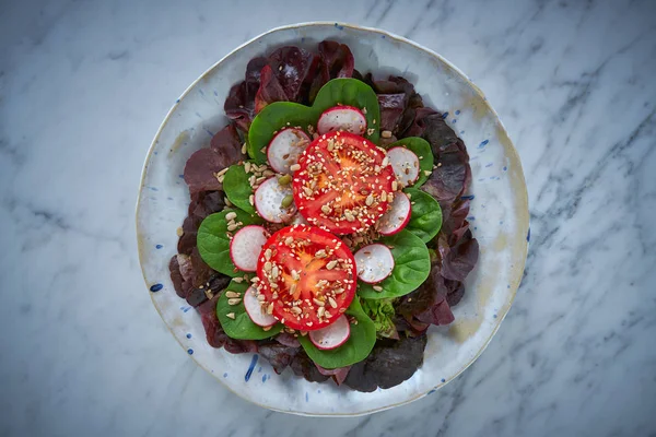 Insalata Pomodoro Con Semi Ravanello Spinaci Lattughe Cibo Sano — Foto Stock