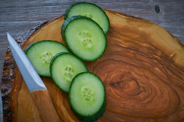 Rodajas Pepino Tabla Madera Olivo Con Cuchillo — Foto de Stock