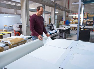 Takvim transferi makine üretim operatör man tekstil moda baskı fabrikası için