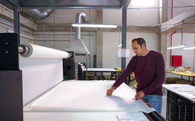 Takvim transferi makine üretim operatör man tekstil moda baskı Sanayi Fabrikası için
