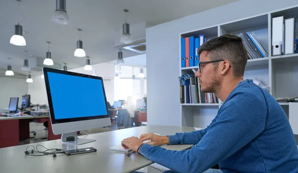 Designer Jovem Trabalhando Com Computador Escritório Empresa Indoor — Fotografia de Stock