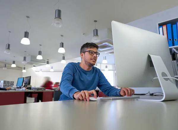 屋内会社オフィスでコンピューターで働いているデザイナーの若い男 — ストック写真