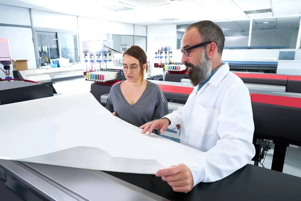 Druckerteam Industrieplotter Drucker Mann Und Frau — Stockfoto