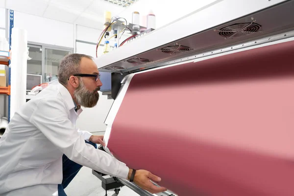Espertise Homem Indústria Impressão Transferência Plotter Impressora Hipster Barba — Fotografia de Stock