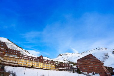 Astun kayak alanında Huesca Pyrenees İspanya üzerinde