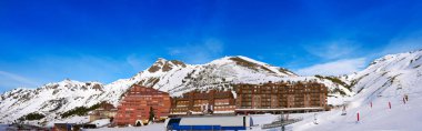 Astun kayak alanında Huesca Pyrenees İspanya üzerinde