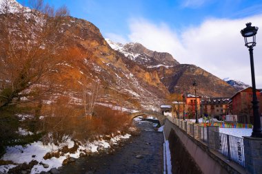 Benasque Ortaçağ köprüden Esera nehir Huesca İspanya