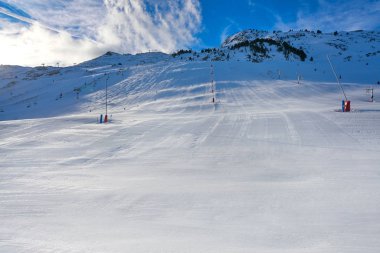 Cerler gökyüzü alanında Pyrenees Huesca, İspanya