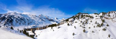 Cerler gökyüzü alanında Pyrenees Huesca, İspanya