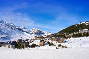 Cerler gökyüzü alanında Pyrenees Huesca, İspanya