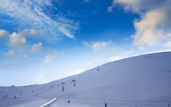 スペインのピレネー山脈でウエスカのアルティンのスキー場 — ストック写真