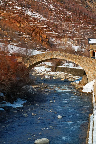 Benasque Μεσαιωνική Γέφυρα Πάνω Από Τον Ποταμό Esera Στην Ισπανία — Φωτογραφία Αρχείου