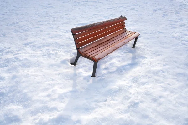 冰雪公园长椅在白色冬天被隔绝了 — 图库照片