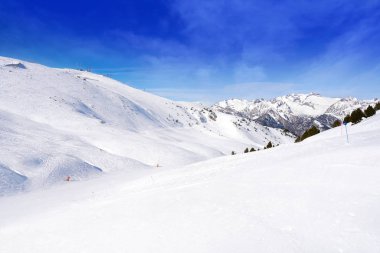 Cerler gökyüzü alanında Pyrenees Huesca, İspanya
