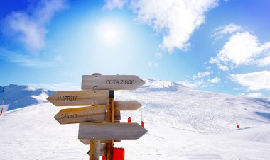 Cerler gökyüzü alan kar Pyrenees Huesca, İspanya olarak işaretler