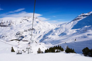 Cerler gökyüzü alanında Pyrenees Huesca, İspanya