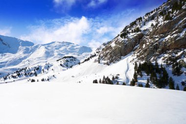 Cerler gökyüzü alanında Pyrenees Huesca, İspanya