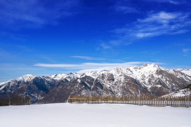 Cerler ahşap kar çit Pyrenees Huesca İspanya içinde