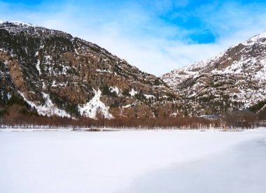 Huesca Pyrenees İspanya'nın göl buz dondurulmuş Panticosa kar