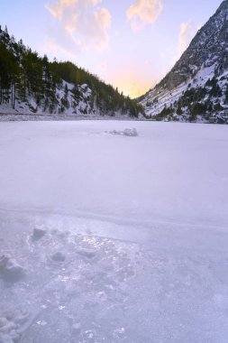 Huesca Pyrenees İspanya'nın göl buz dondurulmuş Panticosa kar