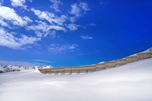 Деревянный Снежный Забор Пиренеях Уэски Испании — стоковое фото